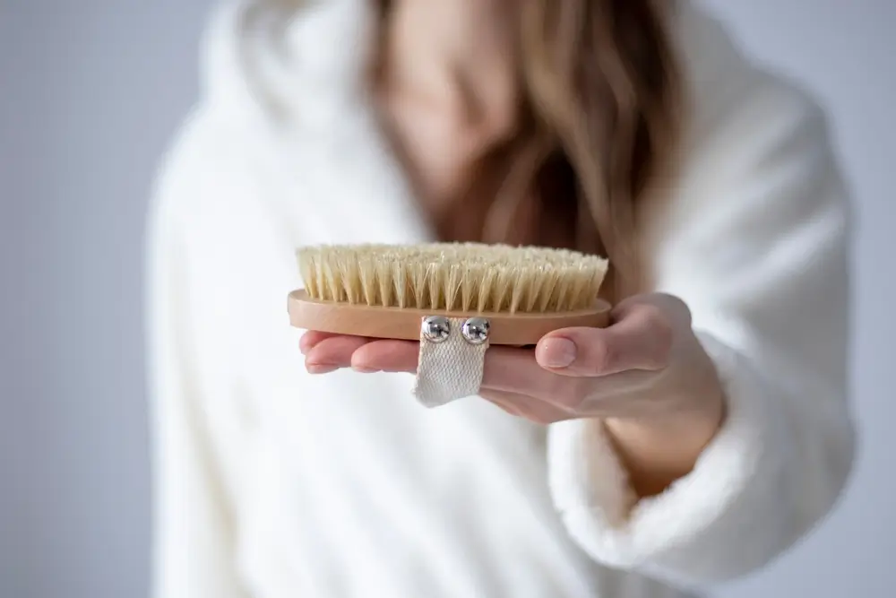 Dry brushing vagy tisztítás száraz kefével